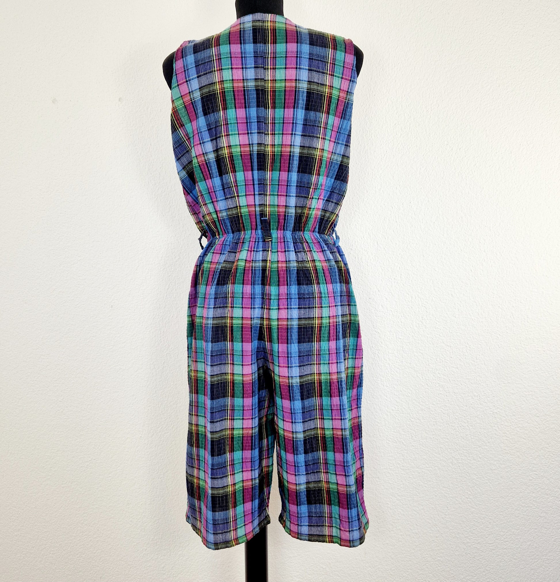 Einzigartiger und nachhaltiger Vintage Playsuit in blau-pink-grün, kariert. Unique and sustainable vintage playsuit in blue-pink-green, checked. Back.