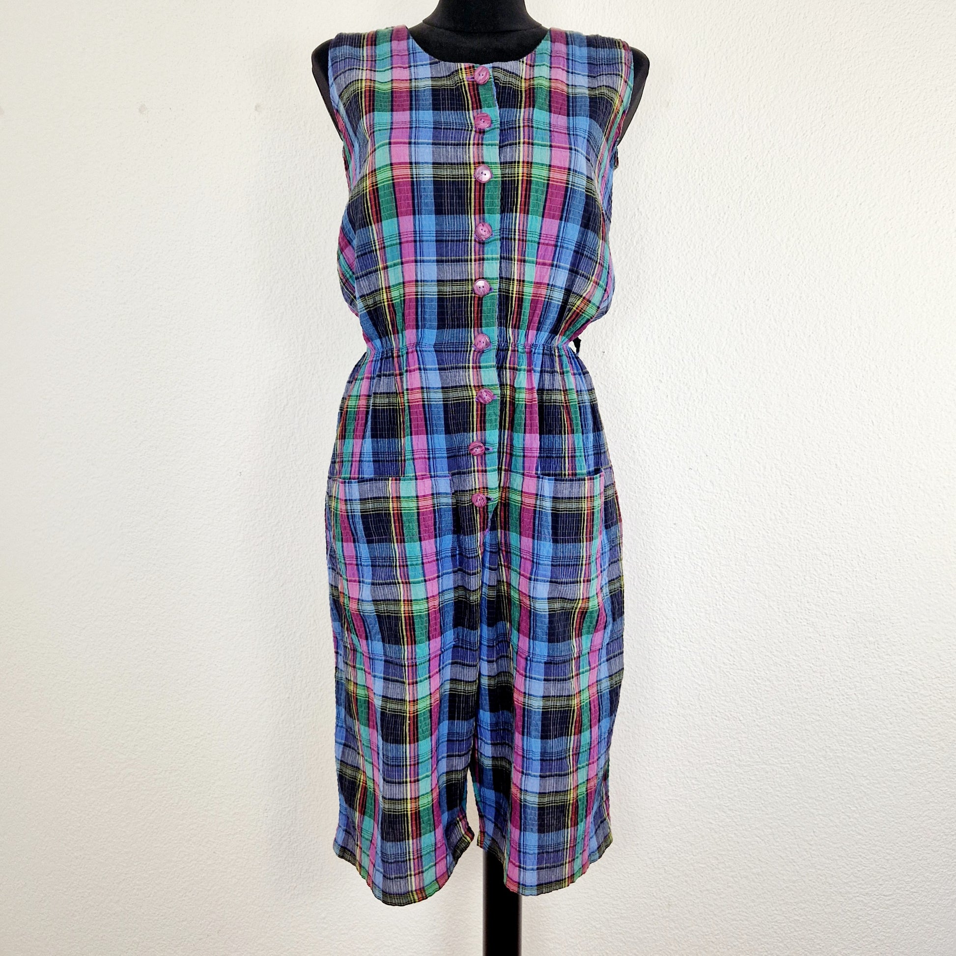 Einzigartiger und nachhaltiger Vintage Playsuit in blau-pink-grün, kariert. Unique and sustainable vintage playsuit in blue-pink-green, checked. Front. 
