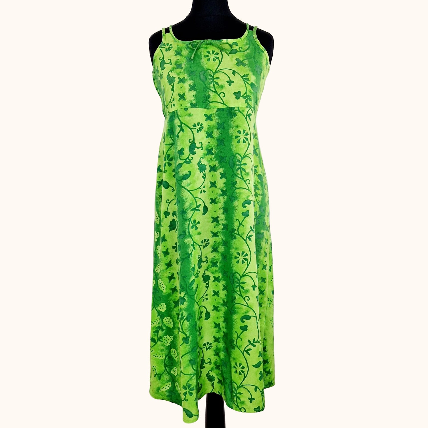Einzigartiges und nachhaltiges Vintage Kleid, Träger, in grün-hellgrün, mit Blumen. Unique and sustainable vintage dress, strapes, in green-light-green, with flowers. Front.
