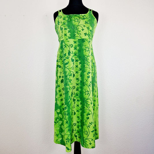 Einzigartiges und nachhaltiges Vintage Kleid, Träger, in grün-hellgrün, mit Blumen. Unique and sustainable vintage dress, strapes, in green-light-green, with flowers. Front.