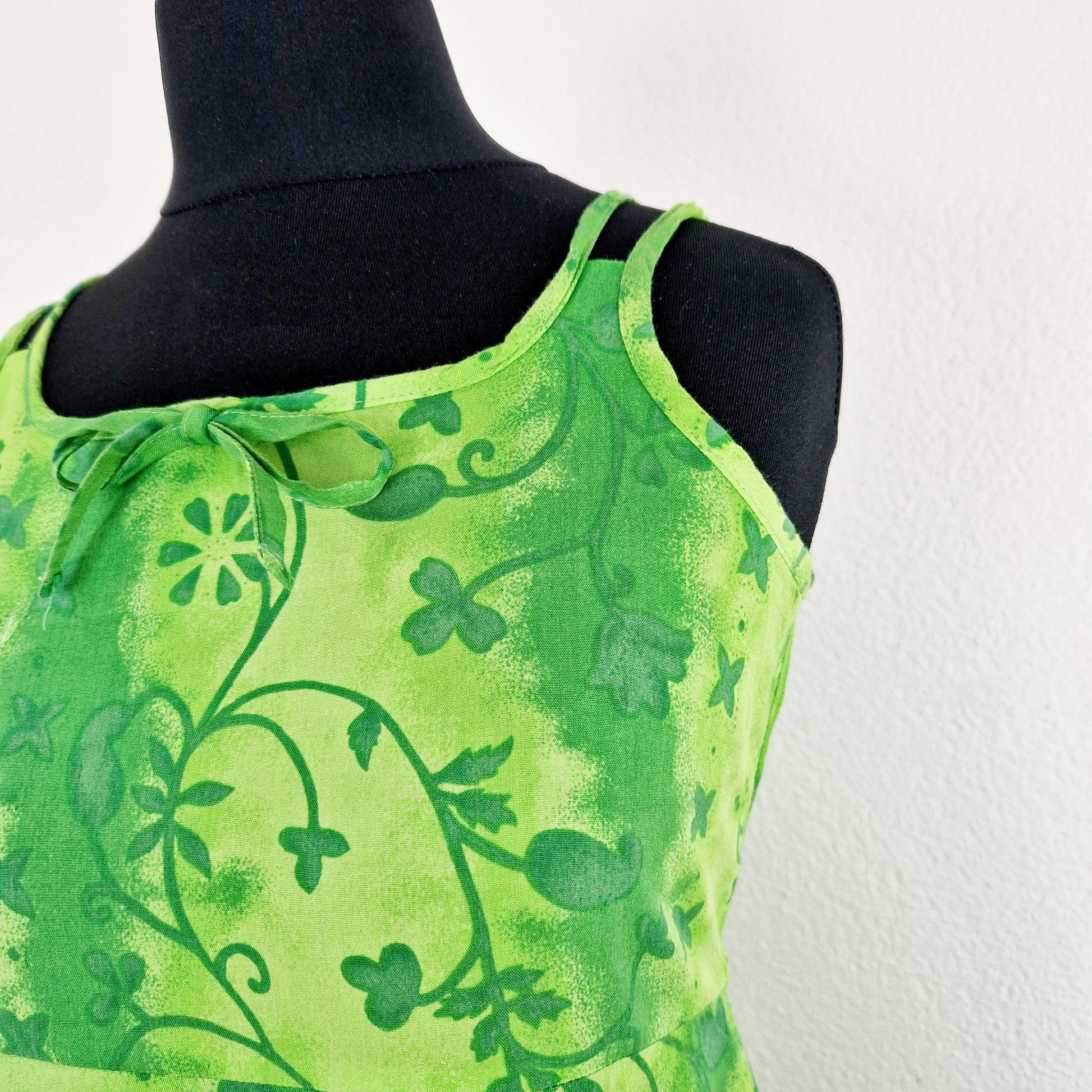 Einzigartiges und nachhaltiges Vintage Kleid, Träger, in grün-hellgrün, mit Blumen. Unique and sustainable vintage dress, strapes, in green-light-green, with flowers. Close-up.