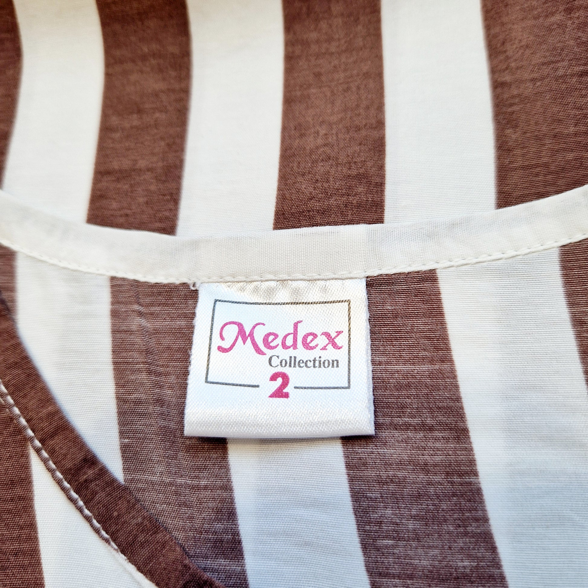 Einzigartiges und nachhaltiges Vintage Top in weiss-braun mit Streifen. Unique and sustainable vintage top in white-brown with stripes. Tag.
