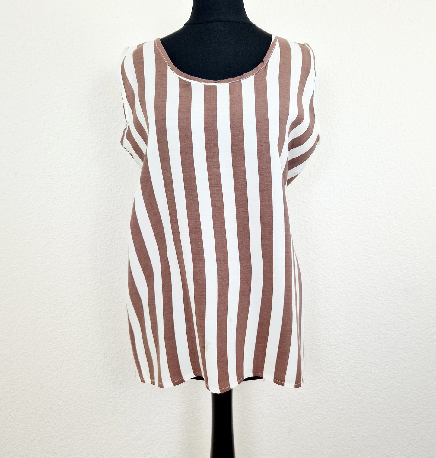 Einzigartiges und nachhaltiges Vintage Top in weiss-braun mit Streifen. Unique and sustainable vintage top in white-brown with stripes. Front.