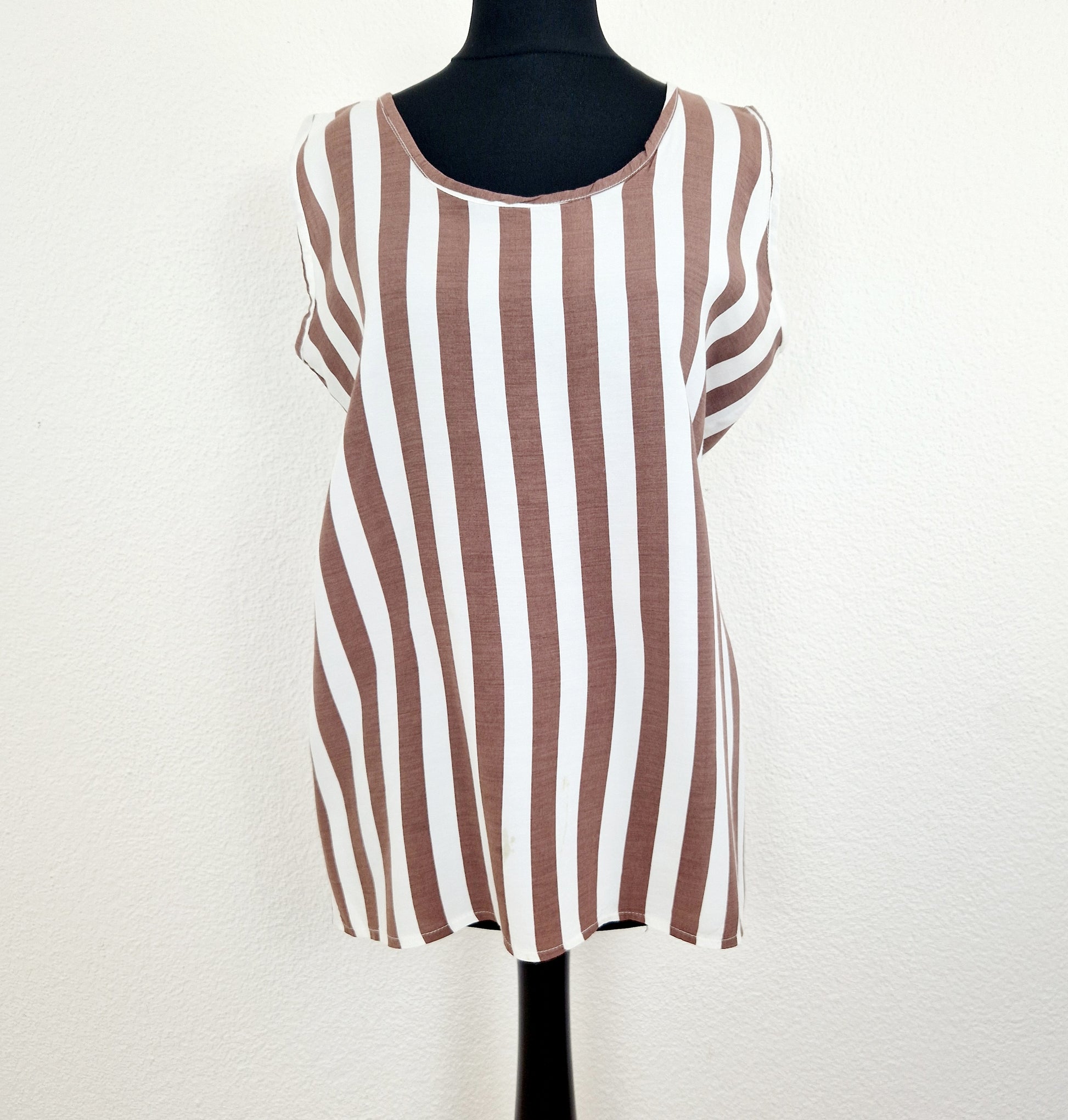Einzigartiges und nachhaltiges Vintage Top in weiss-braun mit Streifen. Unique and sustainable vintage top in white-brown with stripes. Front.