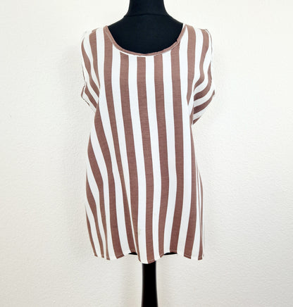 Einzigartiges und nachhaltiges Vintage Top in weiss-braun mit Streifen. Unique and sustainable vintage top in white-brown with stripes. Front.