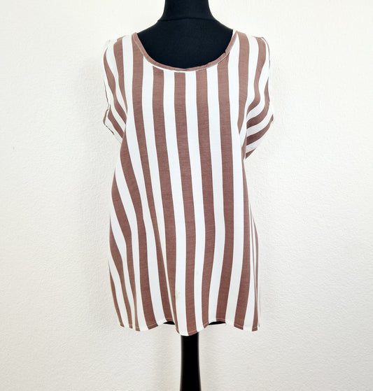 Einzigartiges und nachhaltiges Vintage Top in weiss-braun mit Streifen. Unique and sustainable vintage top in white-brown with stripes. Front.