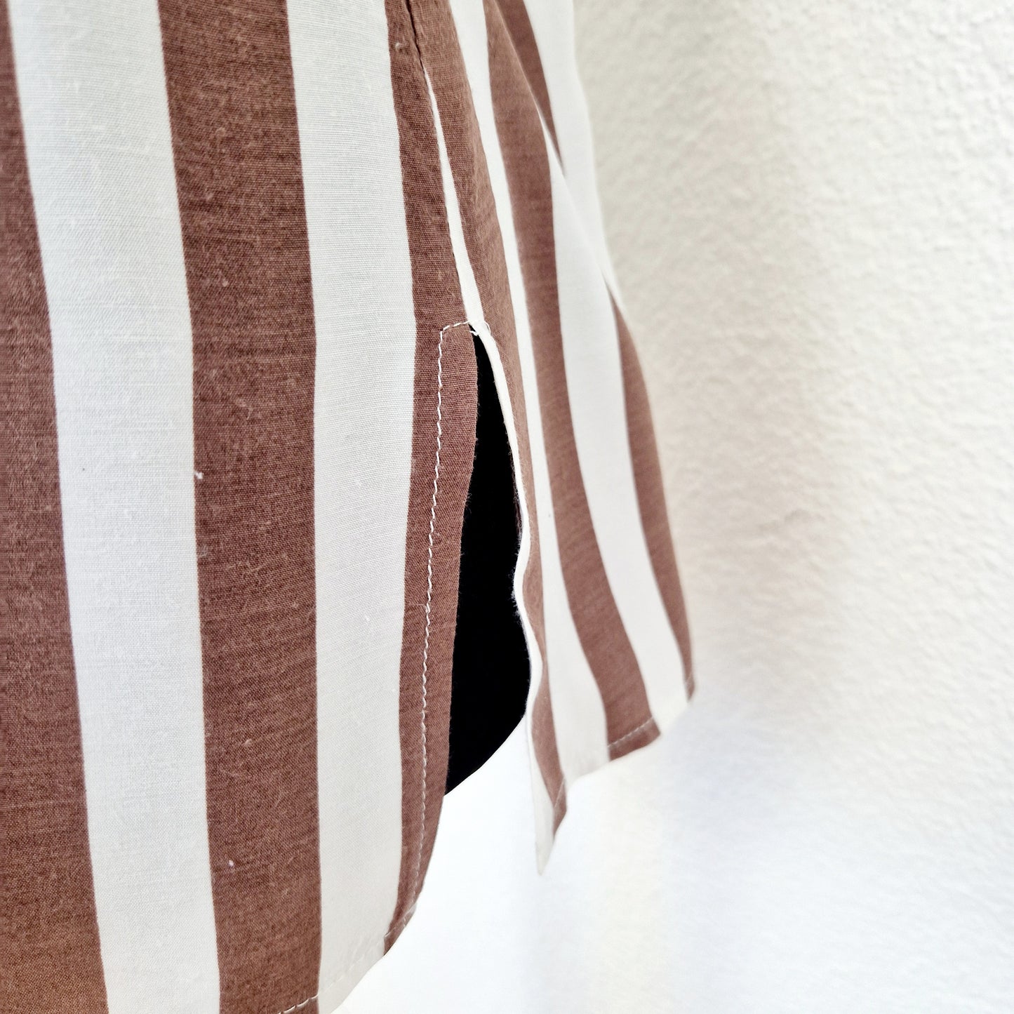 Einzigartiges und nachhaltiges Vintage Top in weiss-braun mit Streifen. Unique and sustainable vintage top in white-brown with stripes. Slit.