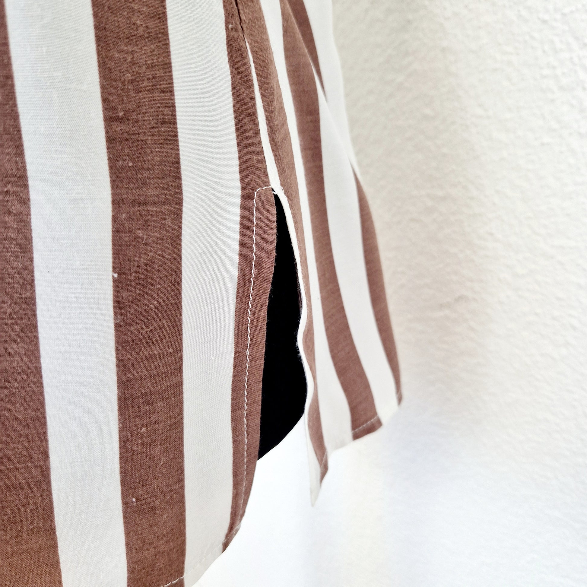 Einzigartiges und nachhaltiges Vintage Top in weiss-braun mit Streifen. Unique and sustainable vintage top in white-brown with stripes. Slit.