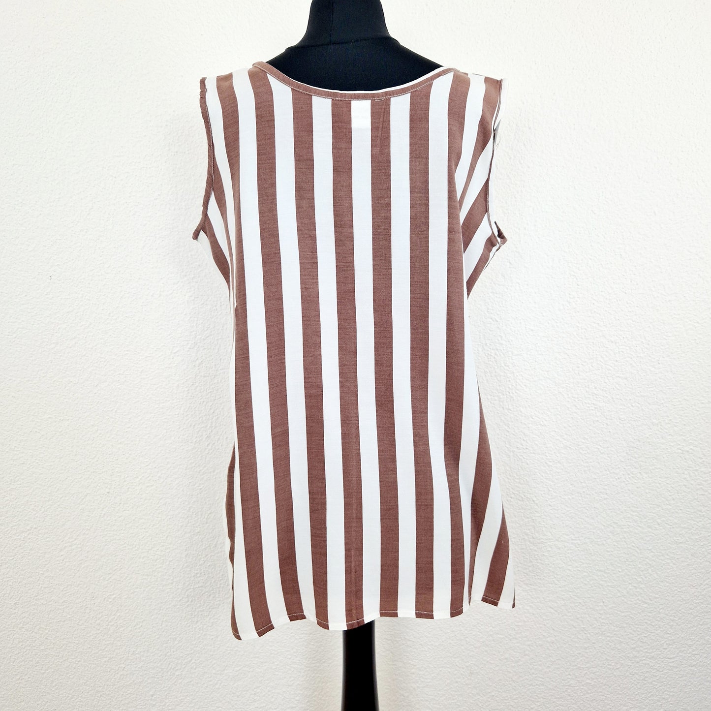 Einzigartiges und nachhaltiges Vintage Top in weiss-braun mit Streifen. Unique and sustainable vintage top in white-brown with stripes. Back.