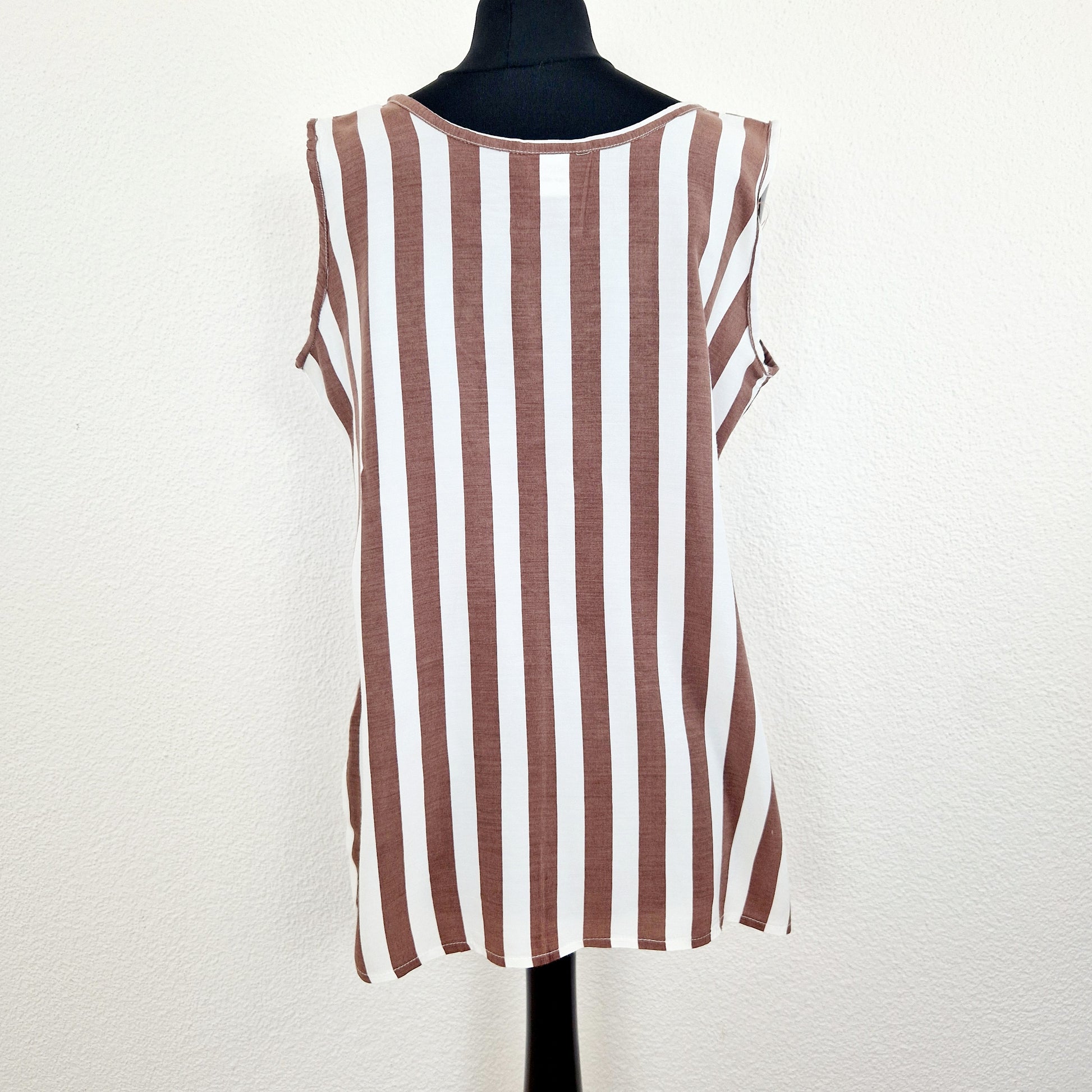 Einzigartiges und nachhaltiges Vintage Top in weiss-braun mit Streifen. Unique and sustainable vintage top in white-brown with stripes. Back.