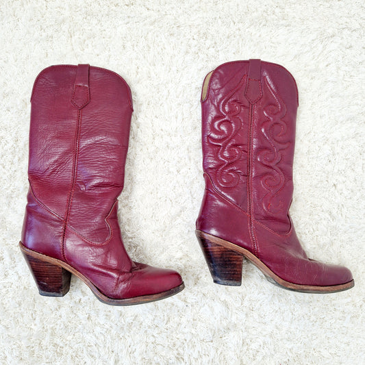 Einzigartige und nachhaltige Vintage Cowboystiefel in bordeaux. Unique and sustainable vintage cowboy boots in bordeaux. Side 2.