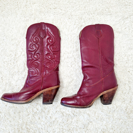 Einzigartige und nachhaltige Vintage Cowboystiefel in bordeaux. Unique and sustainable vintage cowboy boots in bordeaux. Side.