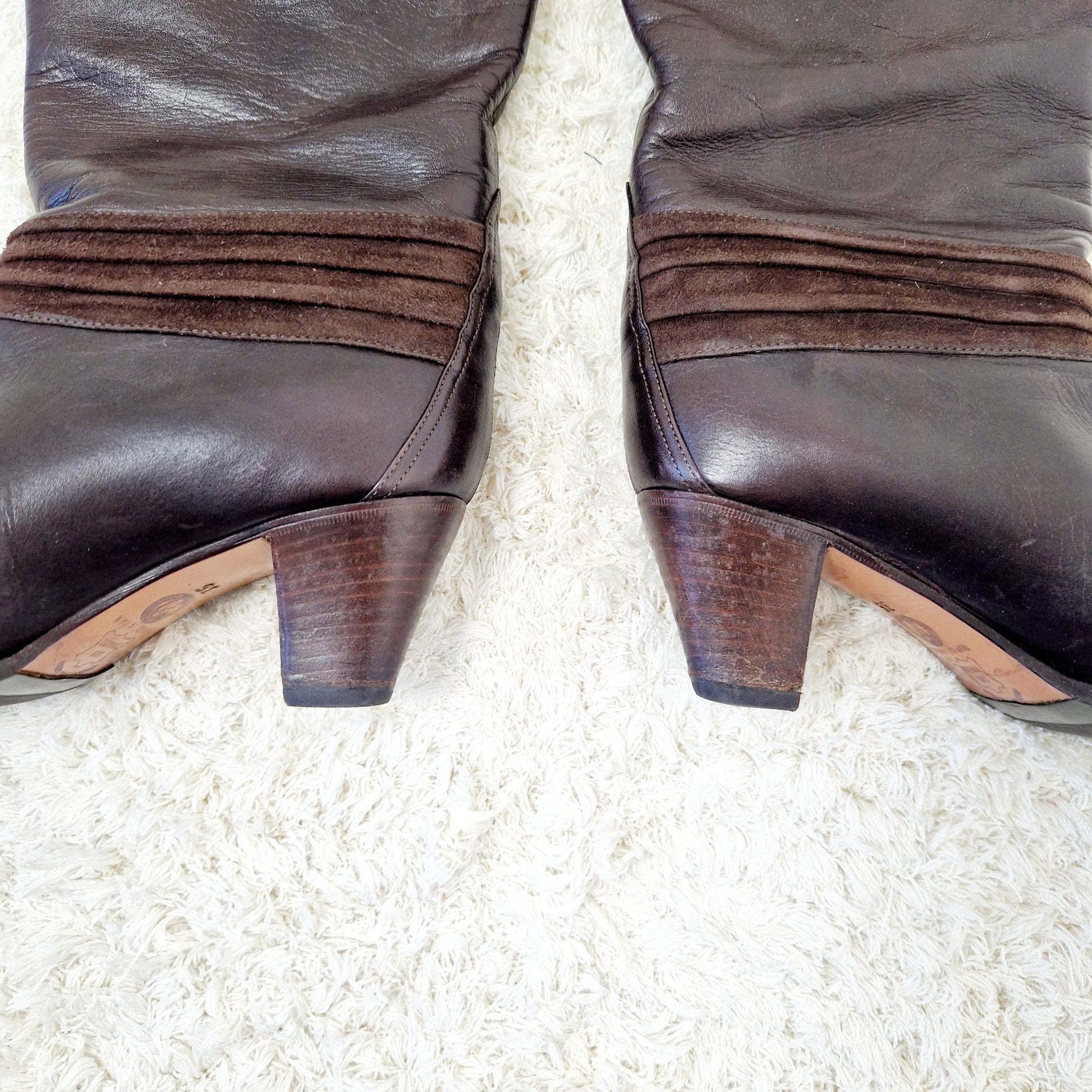 Einzigartige und nachhaltige Vintage Stiefel in braun. Unique and sustainable vintage boots in brown. Heels.
