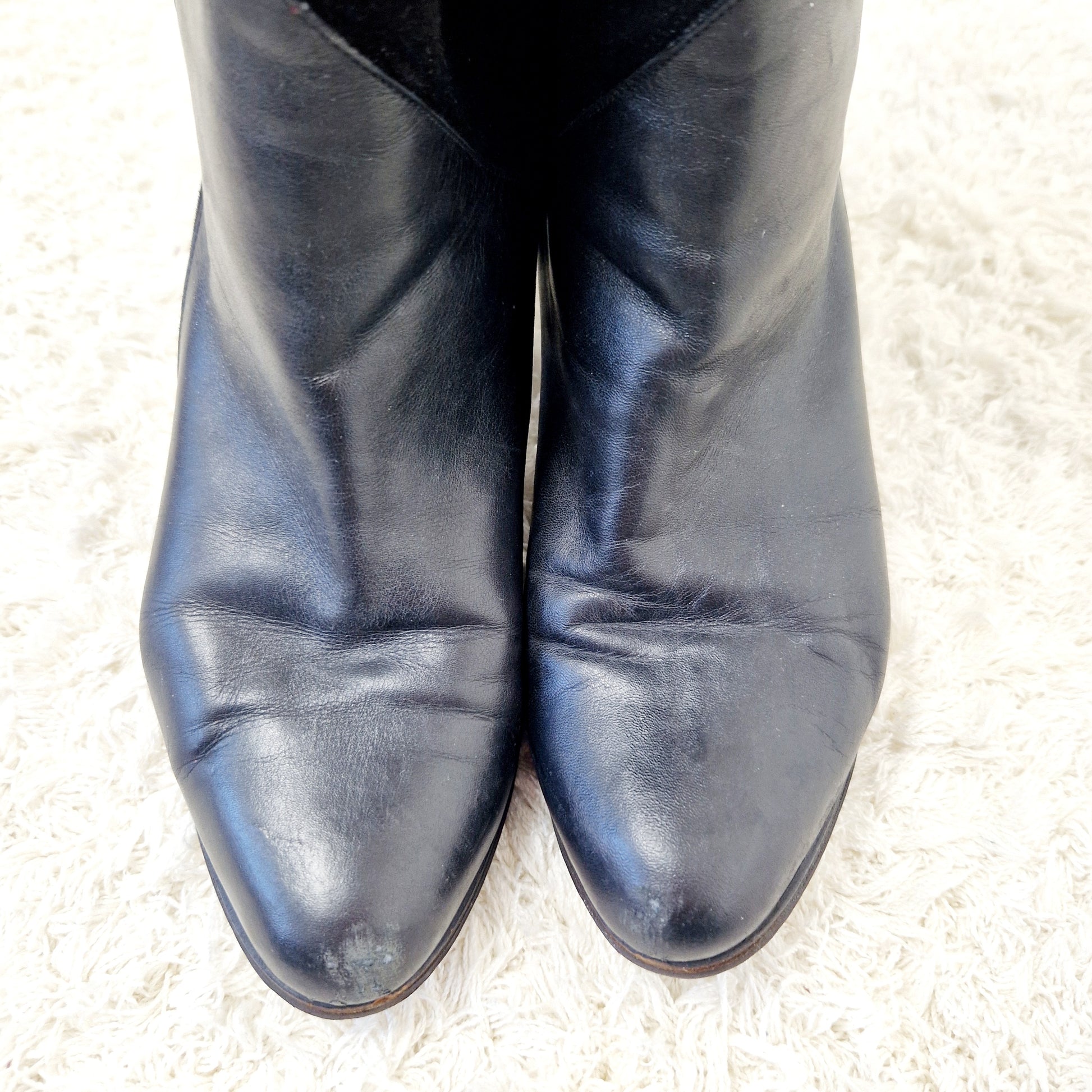 Einzigartige und nachhaltige Vintage Stiefel in schwarz und Leder. Unique and sustainable vintage boots in black and leather. Front.