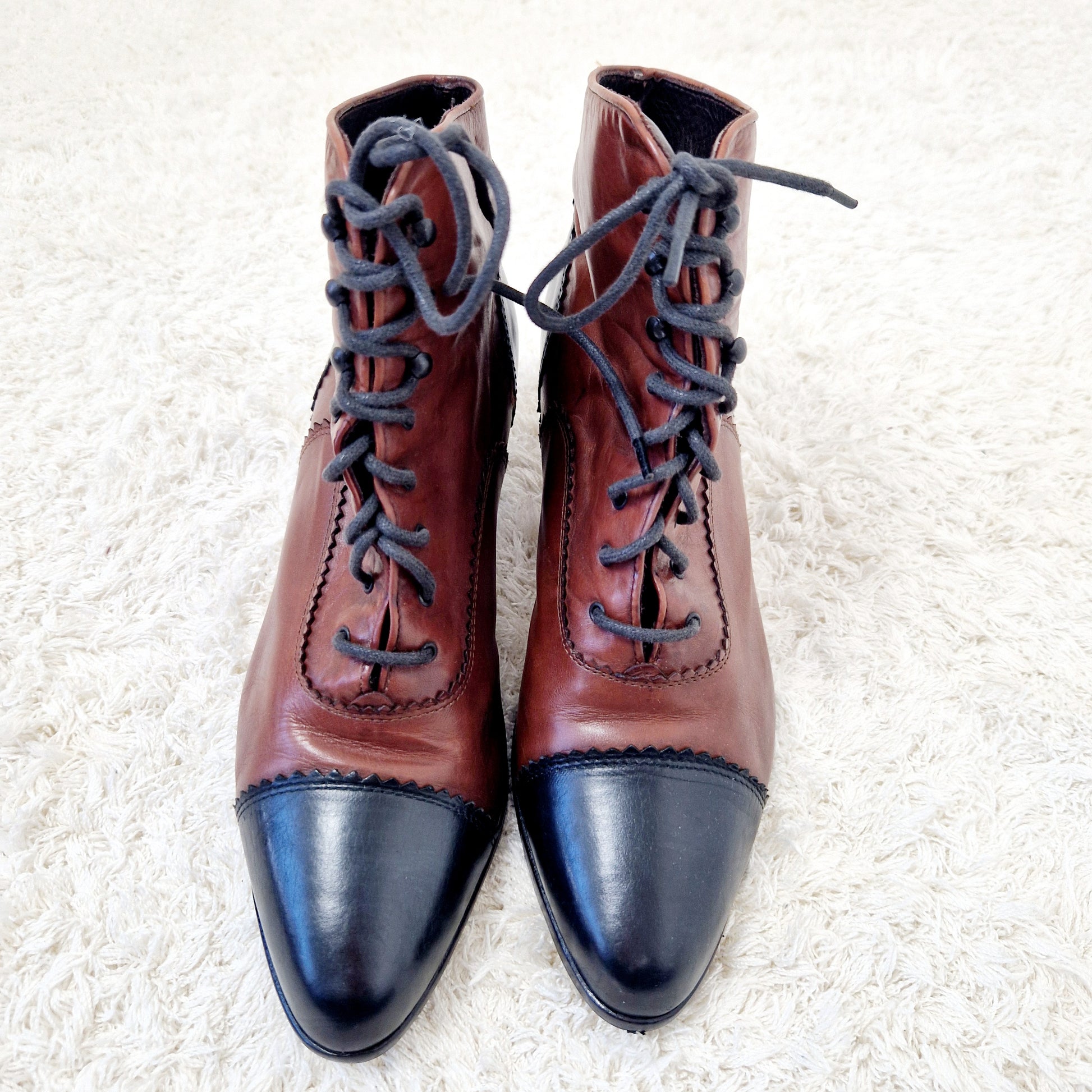 Einzigartige und nachhaltige Vintage Stiefelette in braun-schwarz mit Schnürung. Unique and sustainable vintage lace-up ankle boots. Front.