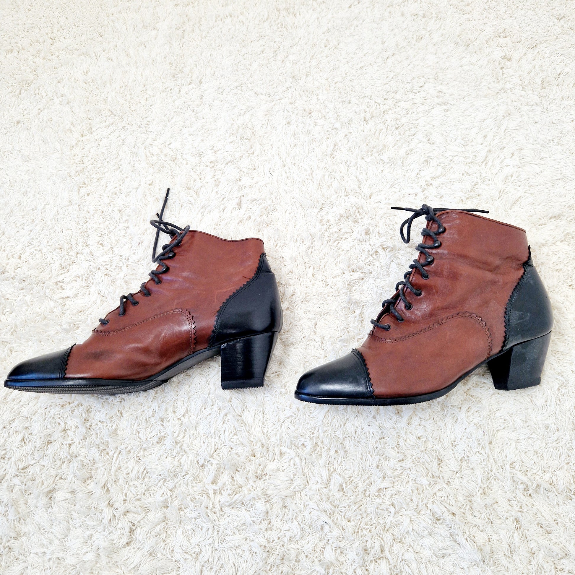 Einzigartige und nachhaltige Vintage Stiefelette in braun-schwarz mit Schnürung. Unique and sustainable vintage lace-up ankle boots. Side 2.