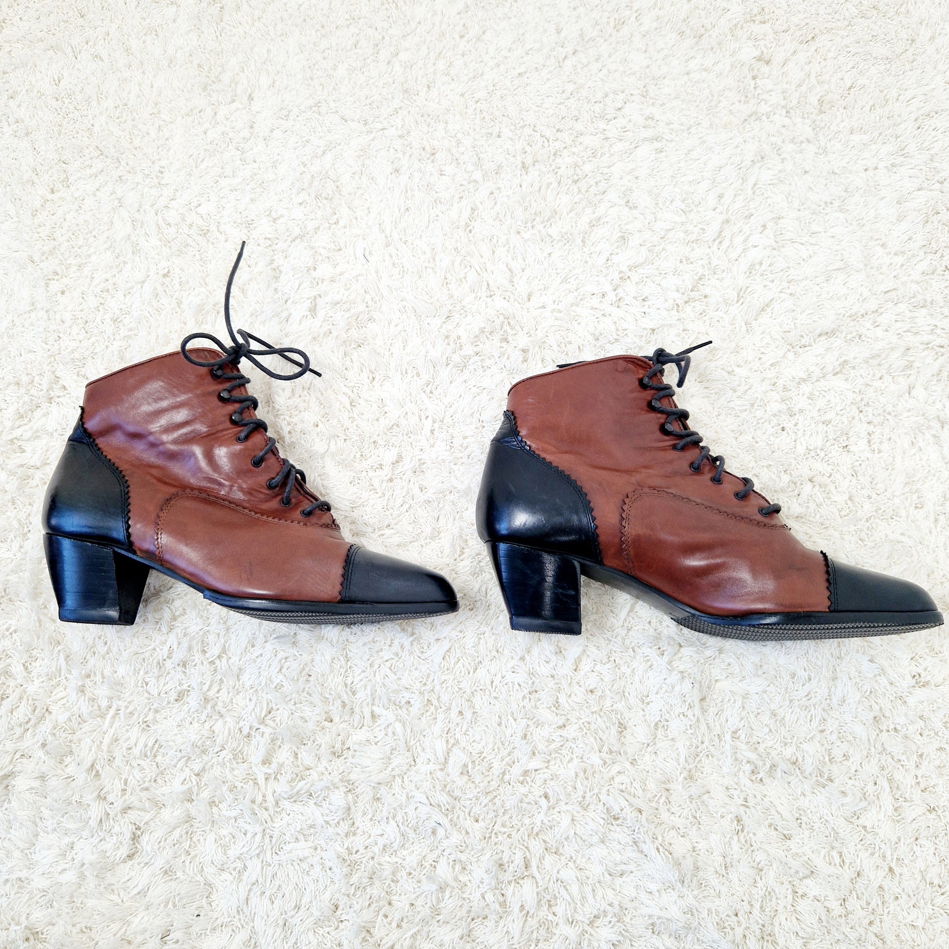 Einzigartige und nachhaltige Vintage Stiefelette in braun-schwarz mit Schnürung. Unique and sustainable vintage lace-up ankle boots. Side 3.