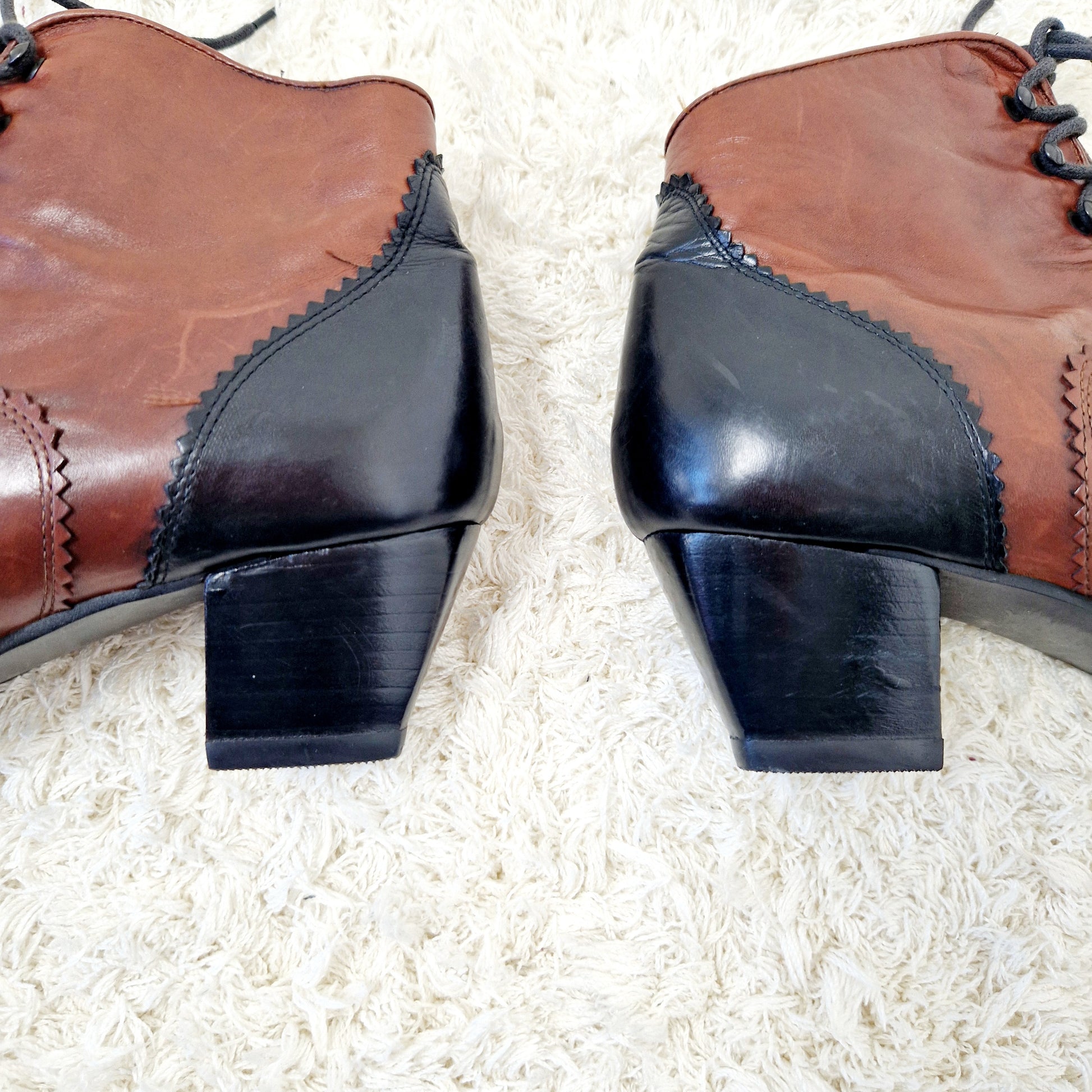 Einzigartige und nachhaltige Vintage Stiefelette in braun-schwarz mit Schnürung. Unique and sustainable vintage lace-up ankle boots. Heels.