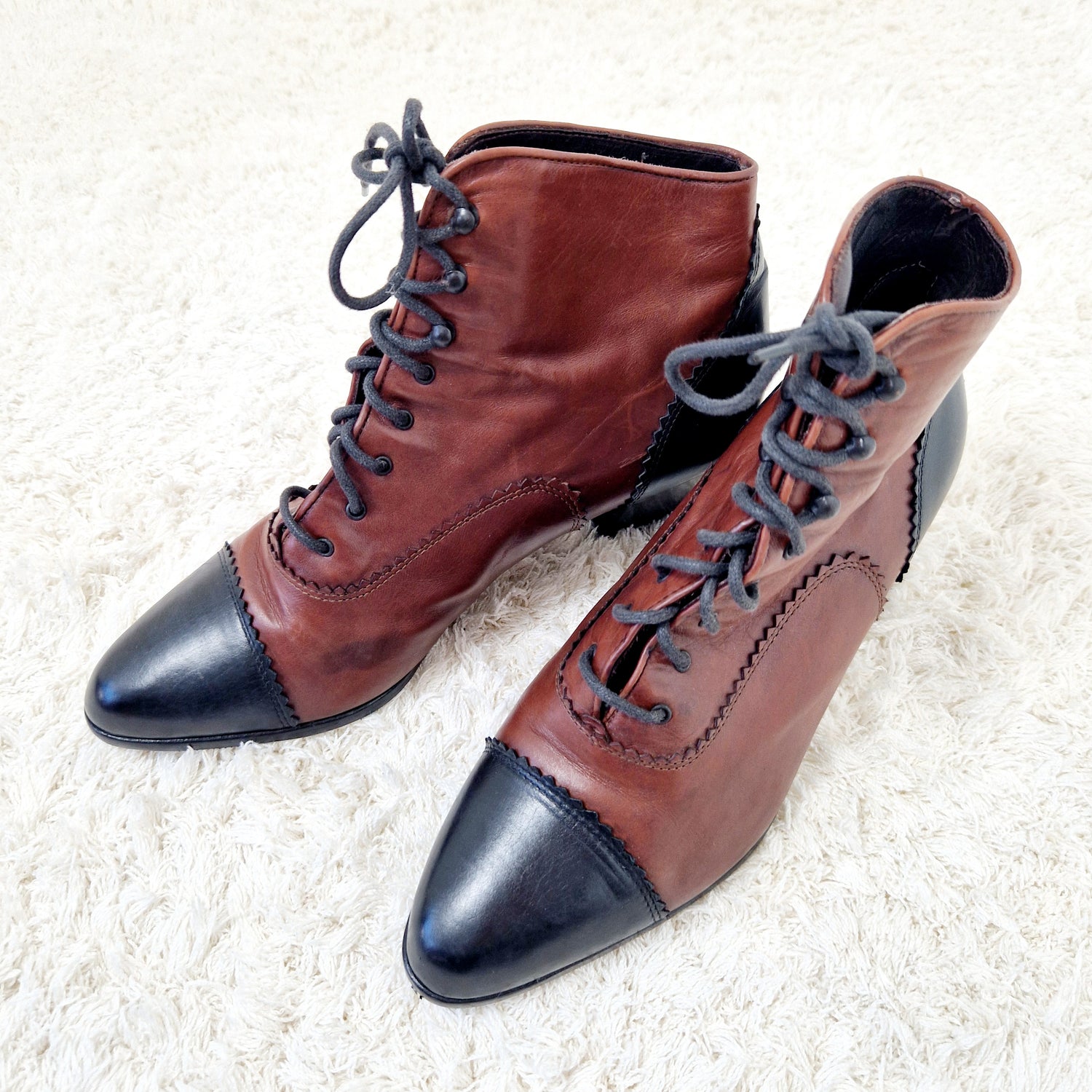 Einzigartige und nachhaltige Vintage Stiefelette in braun-schwarz mit Schnürung. Unique and sustainable vintage lace-up ankle boots. Side.
