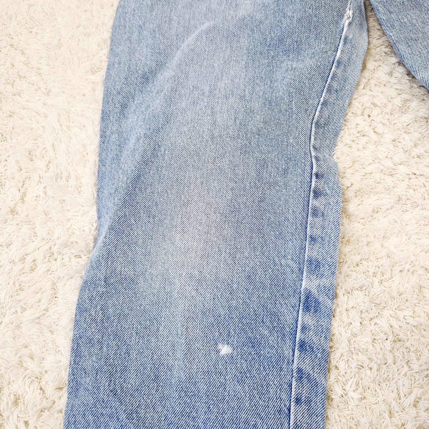 Einzigartige und nachhaltige Vintage Jeans, mittelblau, mit Blumenstickereien. Imperfection.