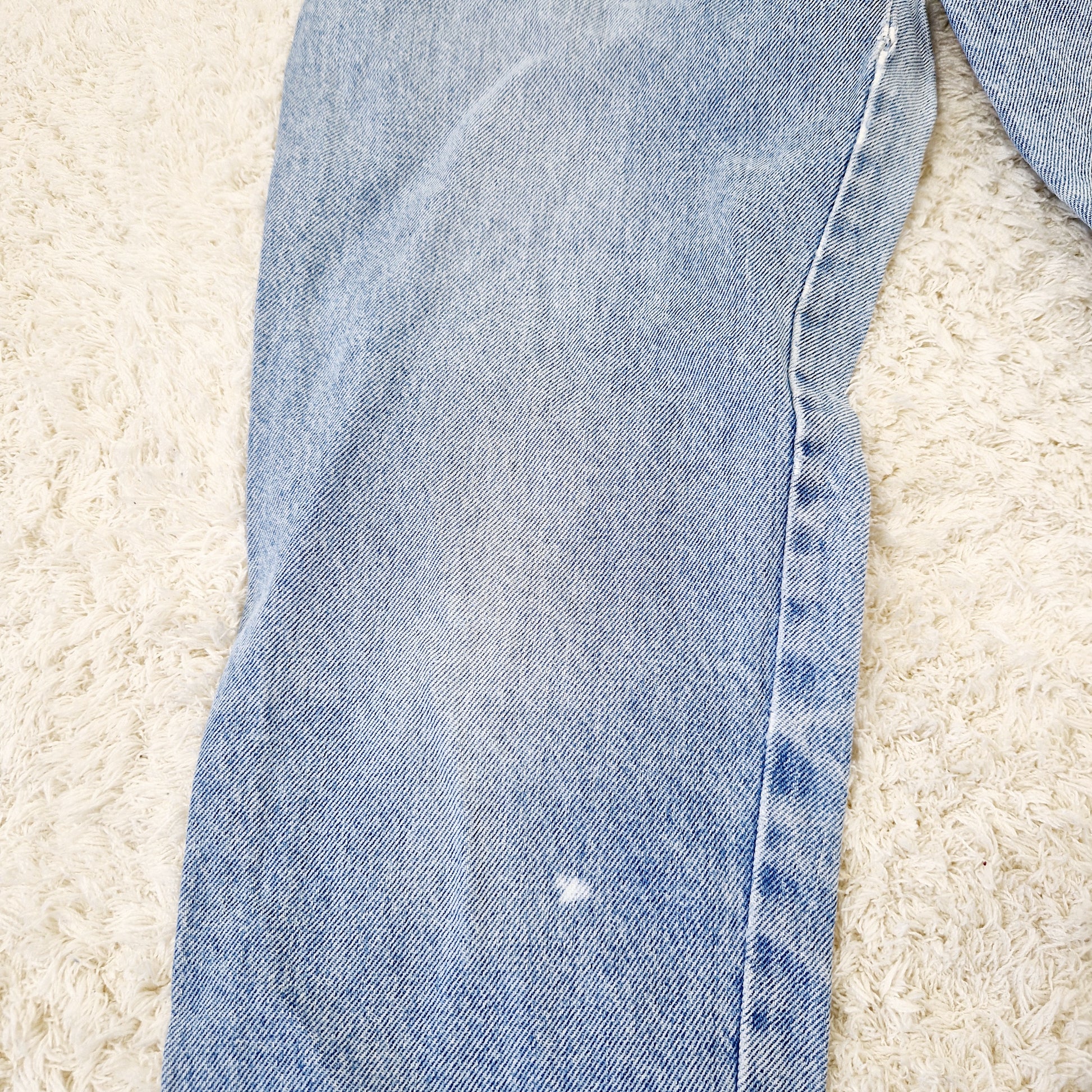 Einzigartige und nachhaltige Vintage Jeans, mittelblau, mit Blumenstickereien. Imperfection.