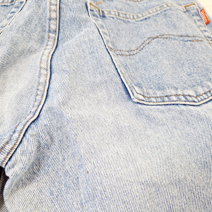 Einzigartige und nachhaltige Vintage Jeans, mittelblau, mit Blumenstickereien. Imperfection 2.