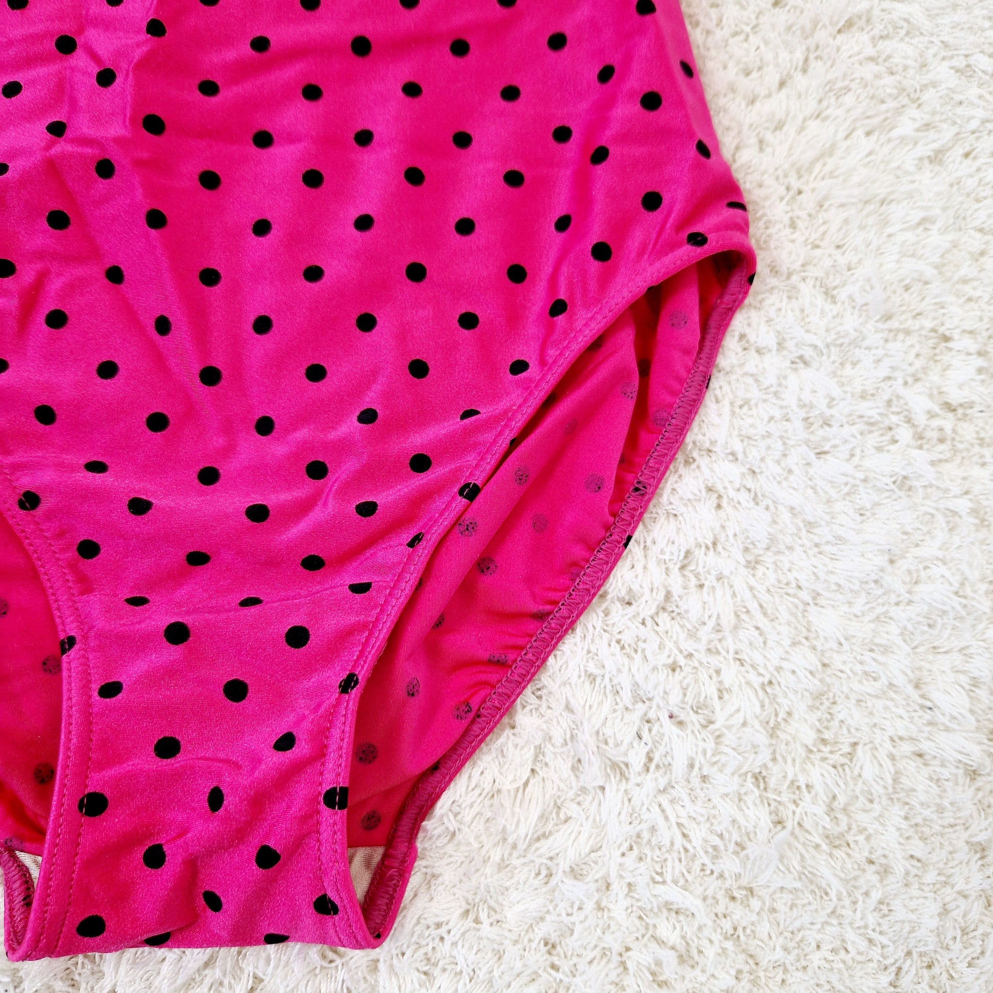 Einzigartiger und nachhaltiger Vintage Badeanzug in pink-schwarz mit Punkten. Close-up 2.