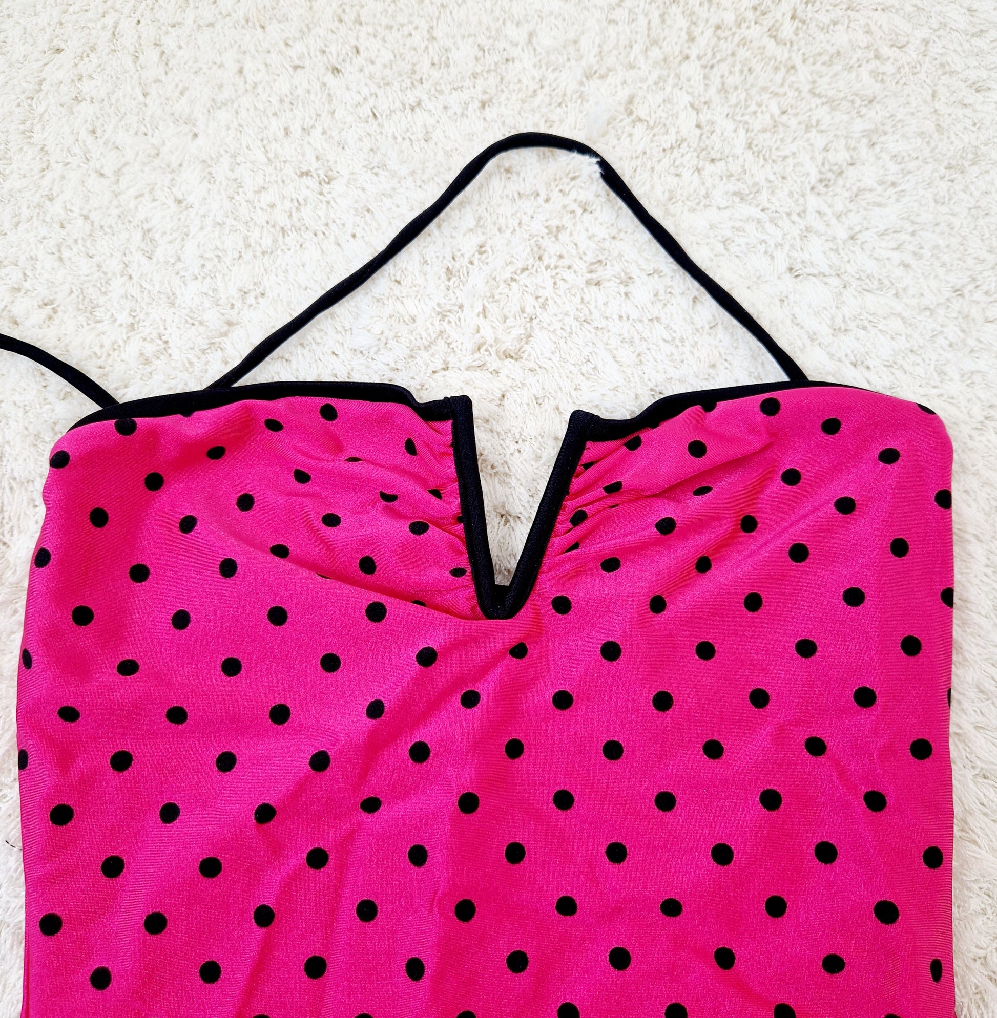 Einzigartiger und nachhaltiger Vintage Badeanzug in pink-schwarz mit Punkten. Close-up.