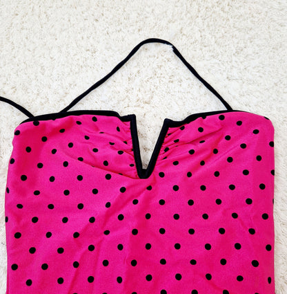 Einzigartiger und nachhaltiger Vintage Badeanzug in pink-schwarz mit Punkten. Close-up.
