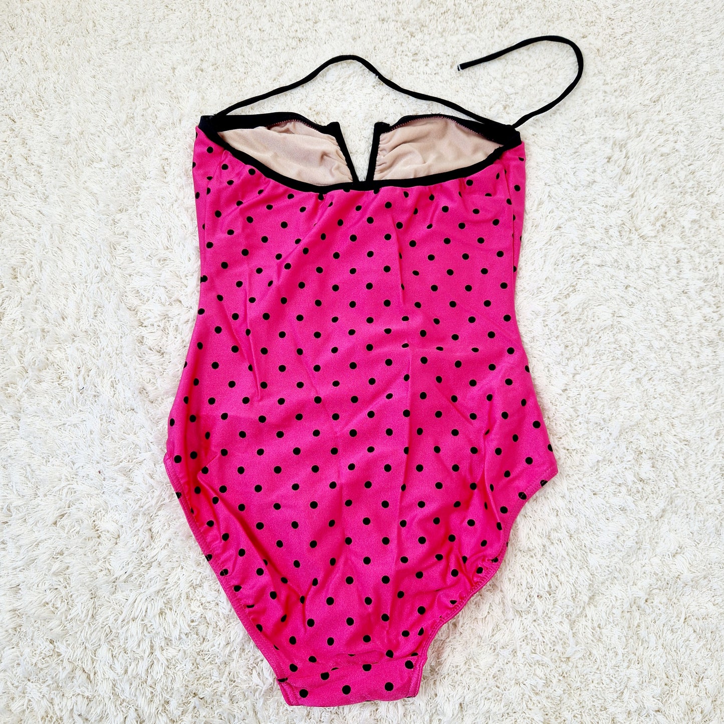 Einzigartiger und nachhaltiger Vintage Badeanzug in pink-schwarz mit Punkten. Back.