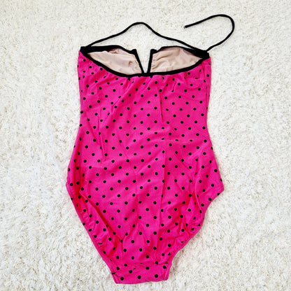 Einzigartiger und nachhaltiger Vintage Badeanzug in pink-schwarz mit Punkten. Back.