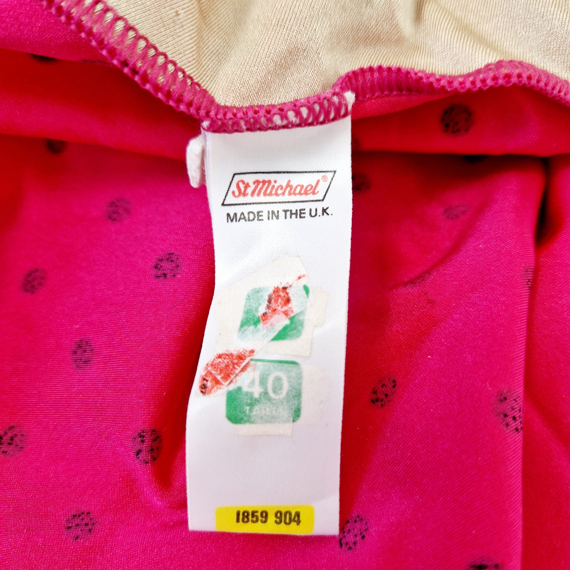 Einzigartiger und nachhaltiger Vintage Badeanzug in pink-schwarz mit Punkten. Tag.