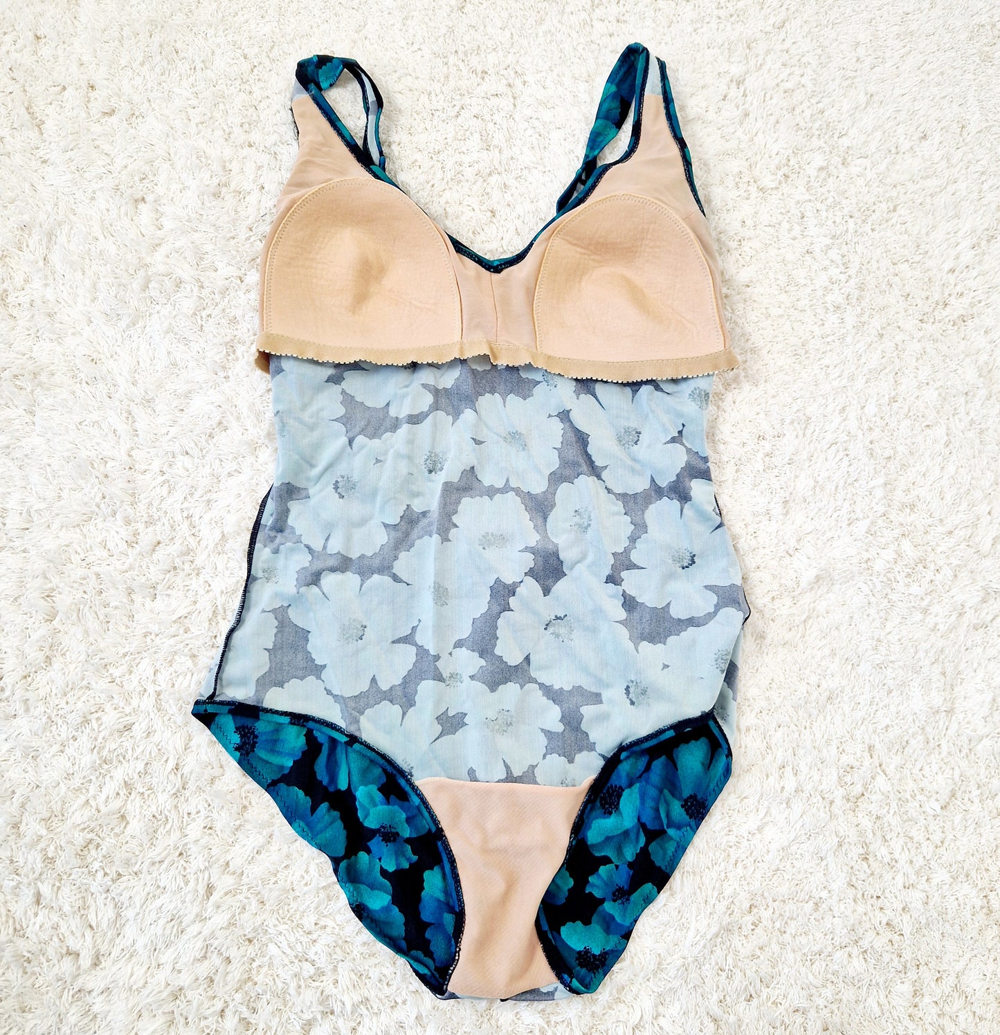 Einzigartiger und nachhaltiger Vintage Badeanzug in petrol-schwarz mit Blumen. Unique and sustainable vintage swimsuit in petrol-black with flowers. Inside out.
