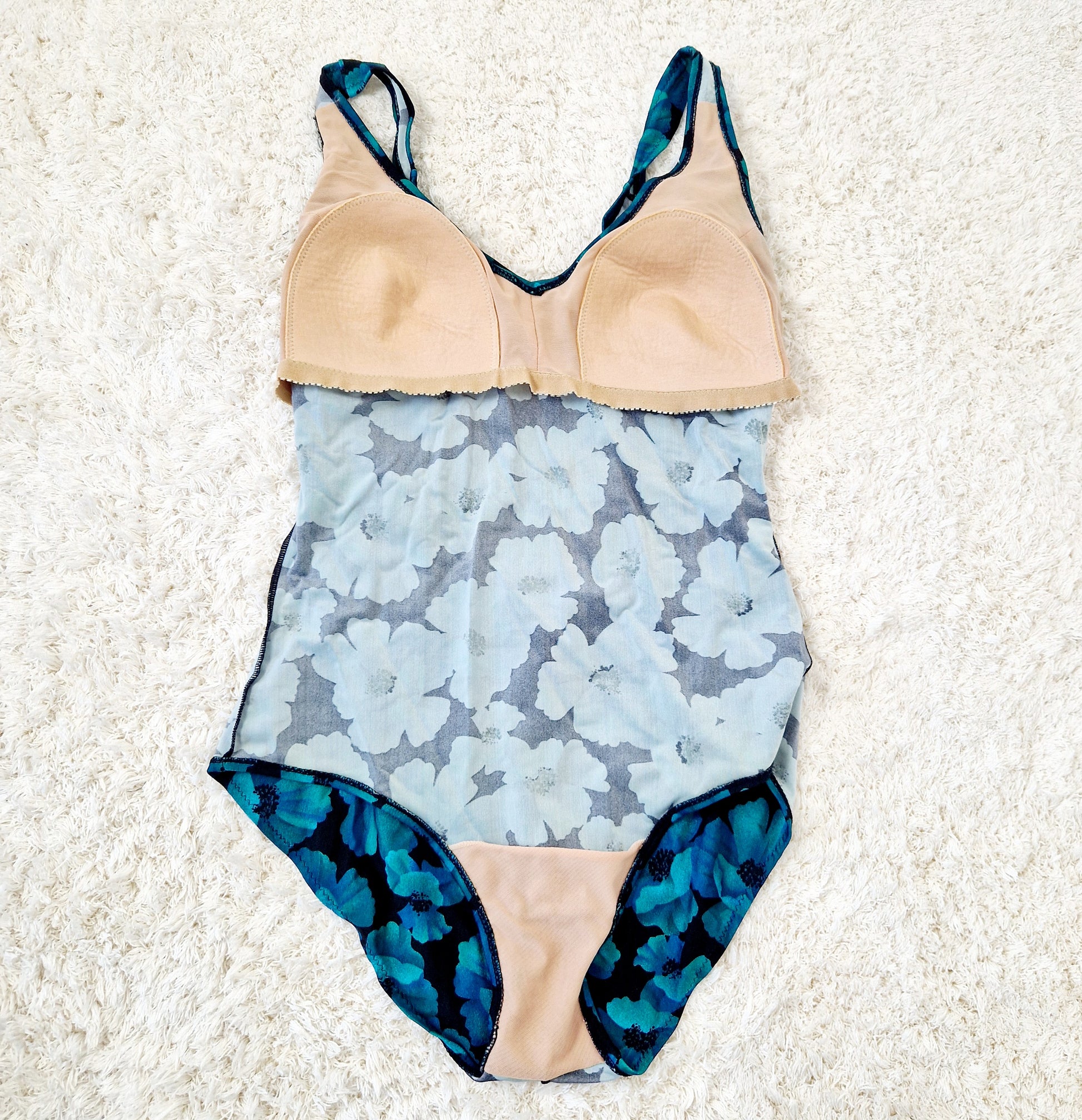 Einzigartiger und nachhaltiger Vintage Badeanzug in petrol-schwarz mit Blumen. Unique and sustainable vintage swimsuit in petrol-black with flowers. Inside out.