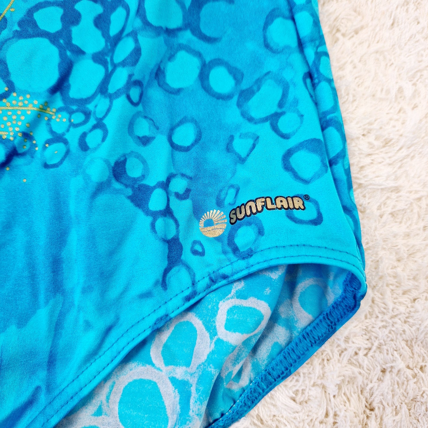 Einzigartiger und nachhaltiger Vintage Badeanzug in türkis mit Seepferdchen. Tag.