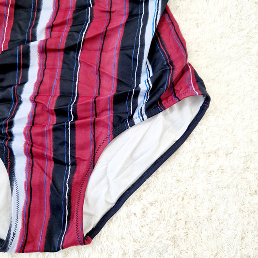 Einzigartiger und nachhaltiger Vintage Badeanzug in schwarz-bordeaux-hellblau mit Streifen. Unique and sustainable vintage swimsuit in black-bordeaux-light blue with stripes. Close-up.