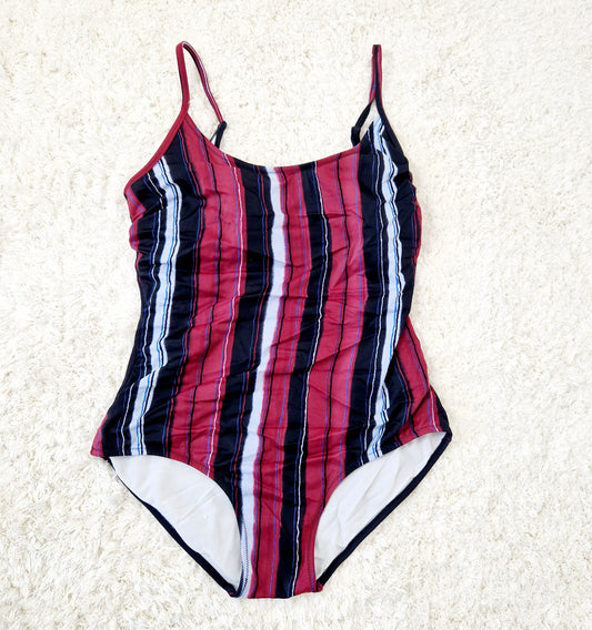 Einzigartiger und nachhaltiger Vintage Badeanzug in schwarz-bordeaux-hellblau mit Streifen. Unique and sustainable vintage swimsuit in black-bordeaux-light blue with stripes. Front.