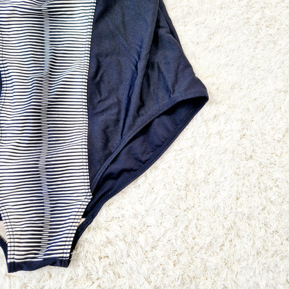 Einzigartiger und nachhaltiger Vintage Badeanzug in schwarz-weiss mit Streifen. Unique and sustainable vintage swimsuit in black-white with stripes. Close-up.