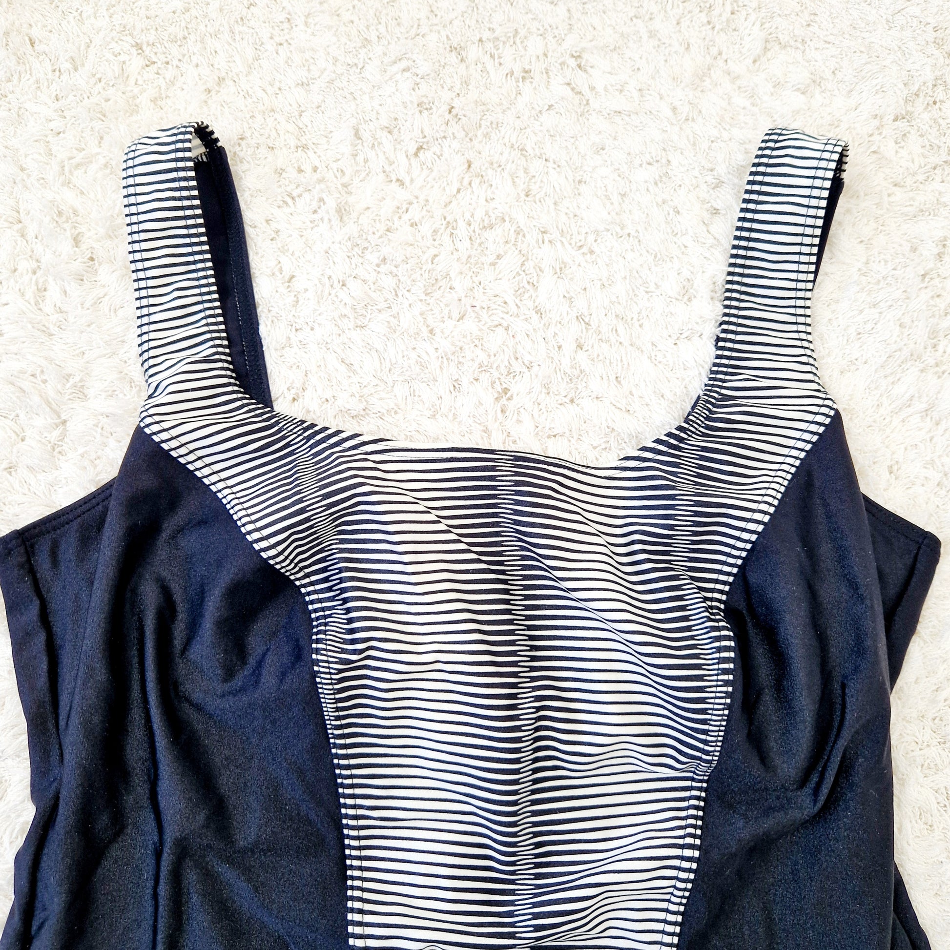 Einzigartiger und nachhaltiger Vintage Badeanzug in schwarz-weiss mit Streifen. Unique and sustainable vintage swimsuit in black-white with stripes. Close-up 2.