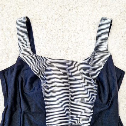 Einzigartiger und nachhaltiger Vintage Badeanzug in schwarz-weiss mit Streifen. Unique and sustainable vintage swimsuit in black-white with stripes. Close-up 2.