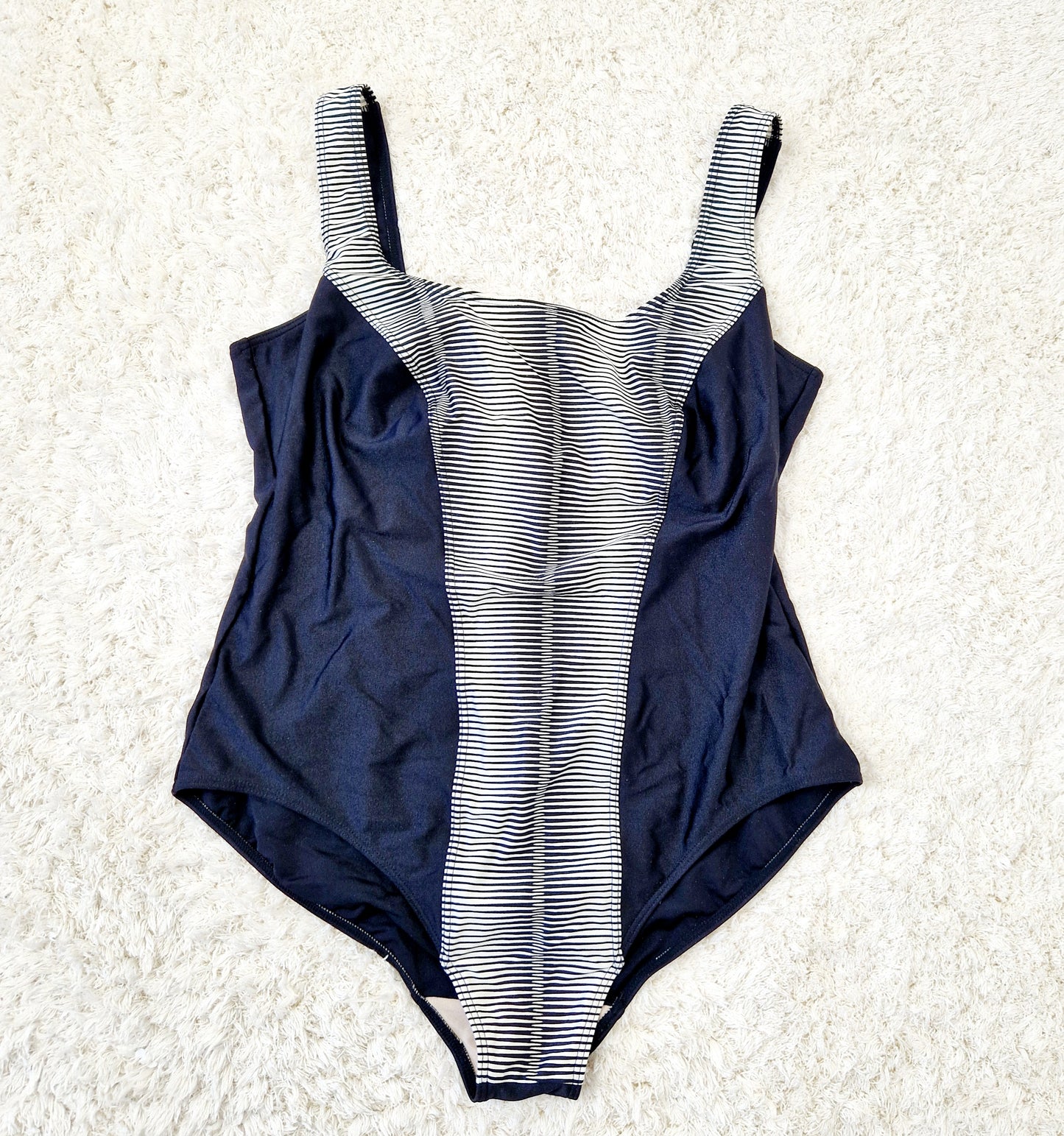 Einzigartiger und nachhaltiger Vintage Badeanzug in schwarz-weiss mit Streifen. Unique and sustainable vintage swimsuit in black-white with stripes. Front.