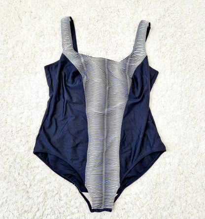 Einzigartiger und nachhaltiger Vintage Badeanzug in schwarz-weiss mit Streifen. Unique and sustainable vintage swimsuit in black-white with stripes. Front.