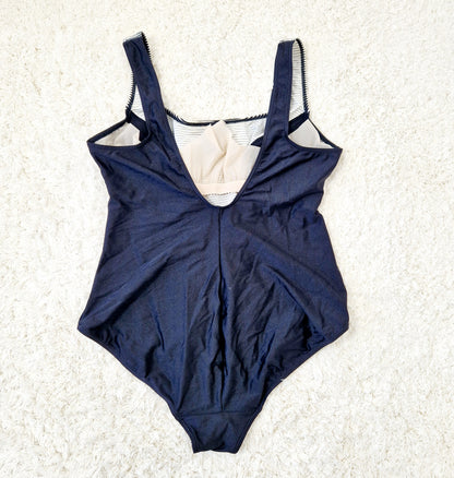 Einzigartiger und nachhaltiger Vintage Badeanzug in schwarz-weiss mit Streifen. Unique and sustainable vintage swimsuit in black-white with stripes. Back.
