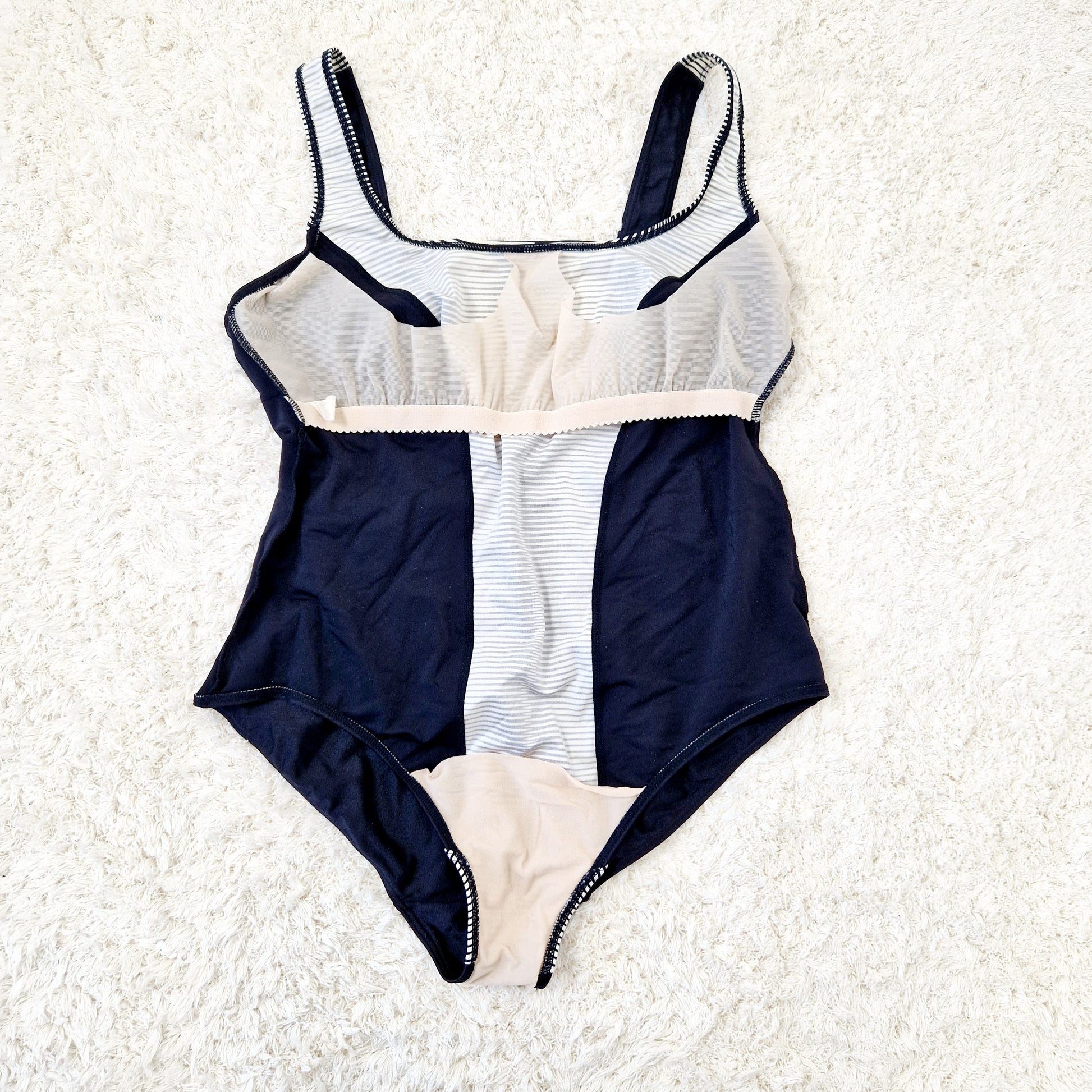 Einzigartiger und nachhaltiger Vintage Badeanzug in schwarz-weiss mit Streifen. Unique and sustainable vintage swimsuit in black-white with stripes. Inside out.