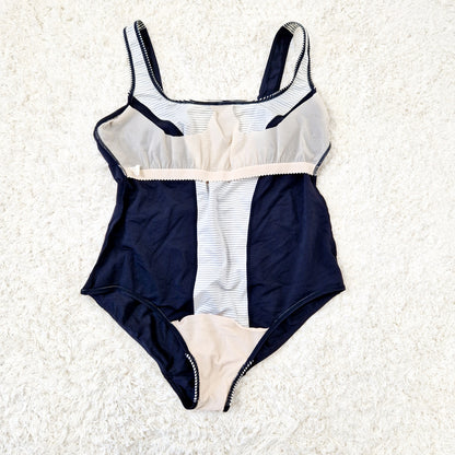 Einzigartiger und nachhaltiger Vintage Badeanzug in schwarz-weiss mit Streifen. Unique and sustainable vintage swimsuit in black-white with stripes. Inside out.