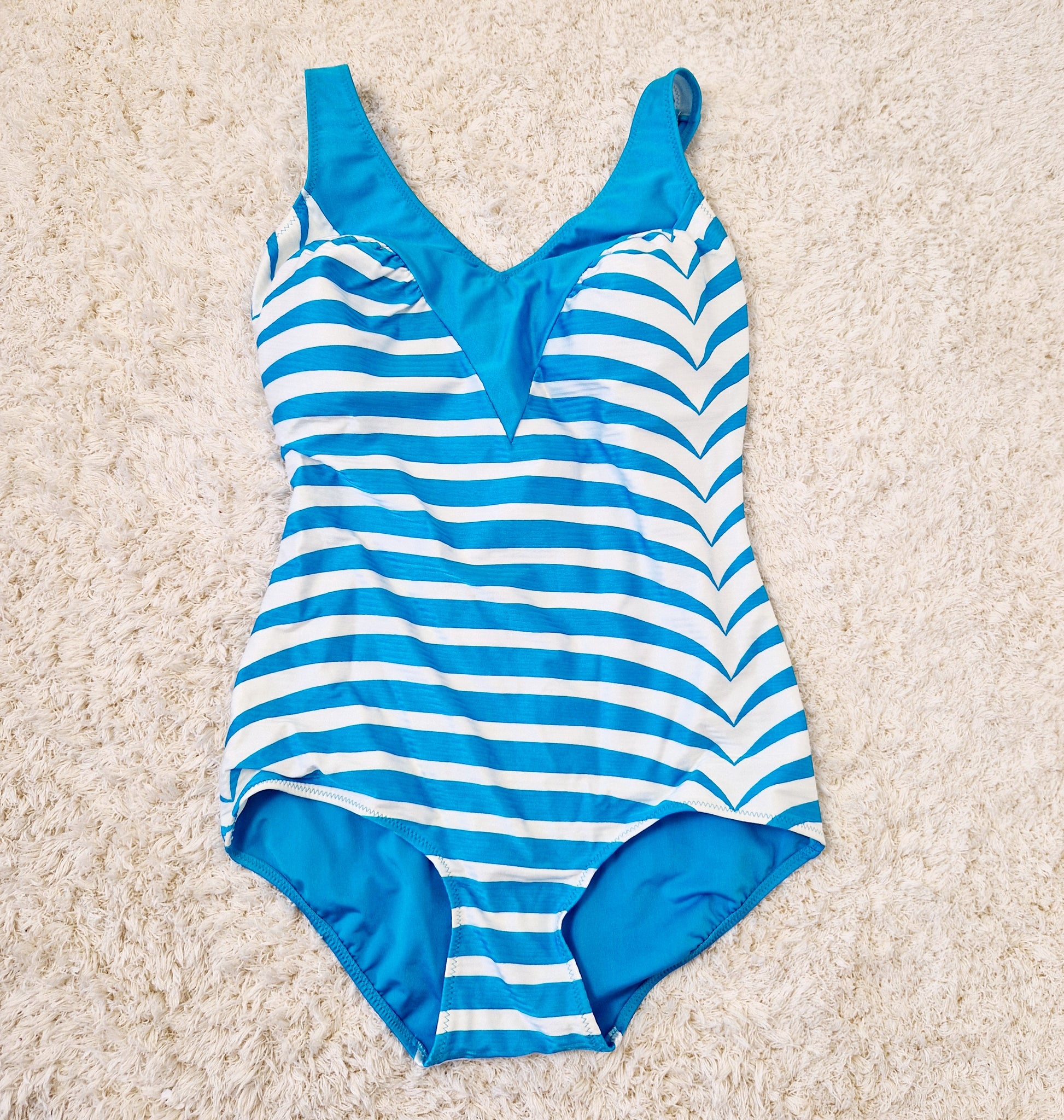Einzigartiger und nachhaltiger Vintage Badeanzug in türkis-weiss mit Streifen. Unique and sustainable vintage swimsuit in turqouis-white with stripes. Front.