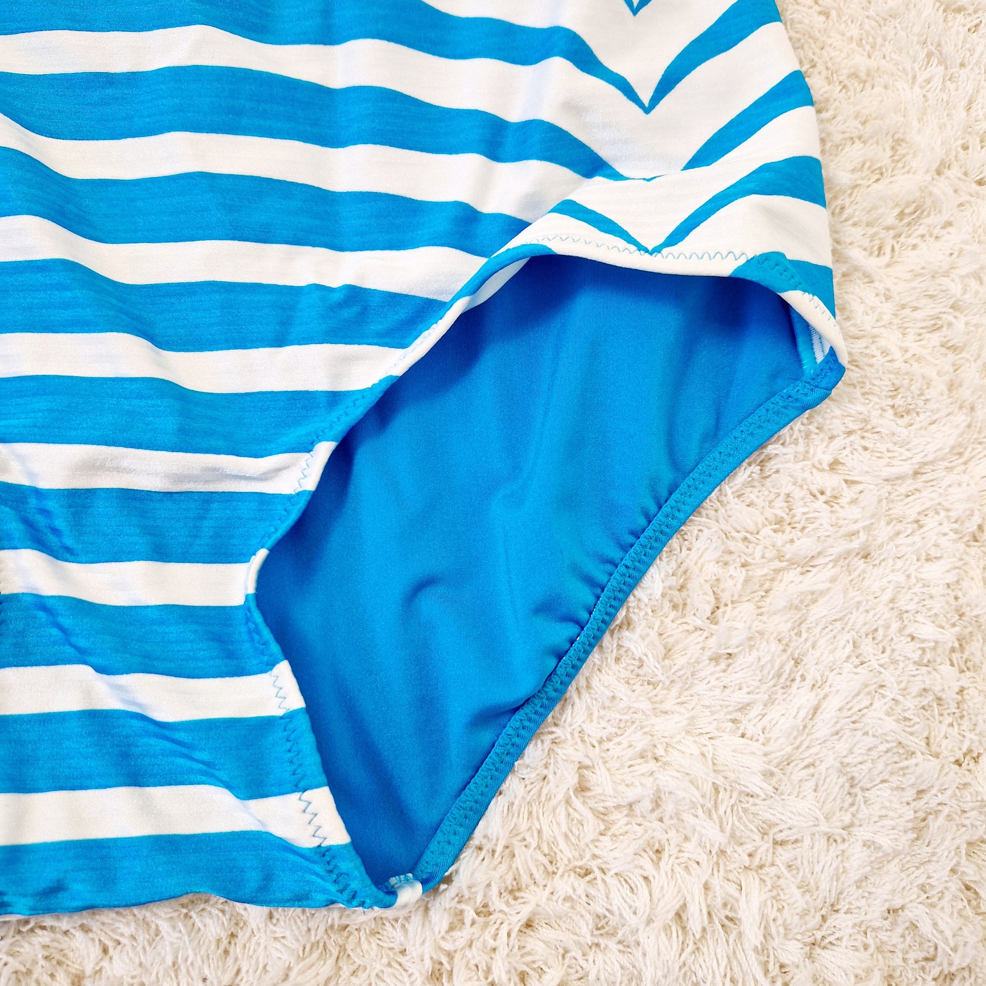 Einzigartiger und nachhaltiger Vintage Badeanzug in türkis-weiss mit Streifen. Unique and sustainable vintage swimsuit in turqouis-white with stripes. Close-up.