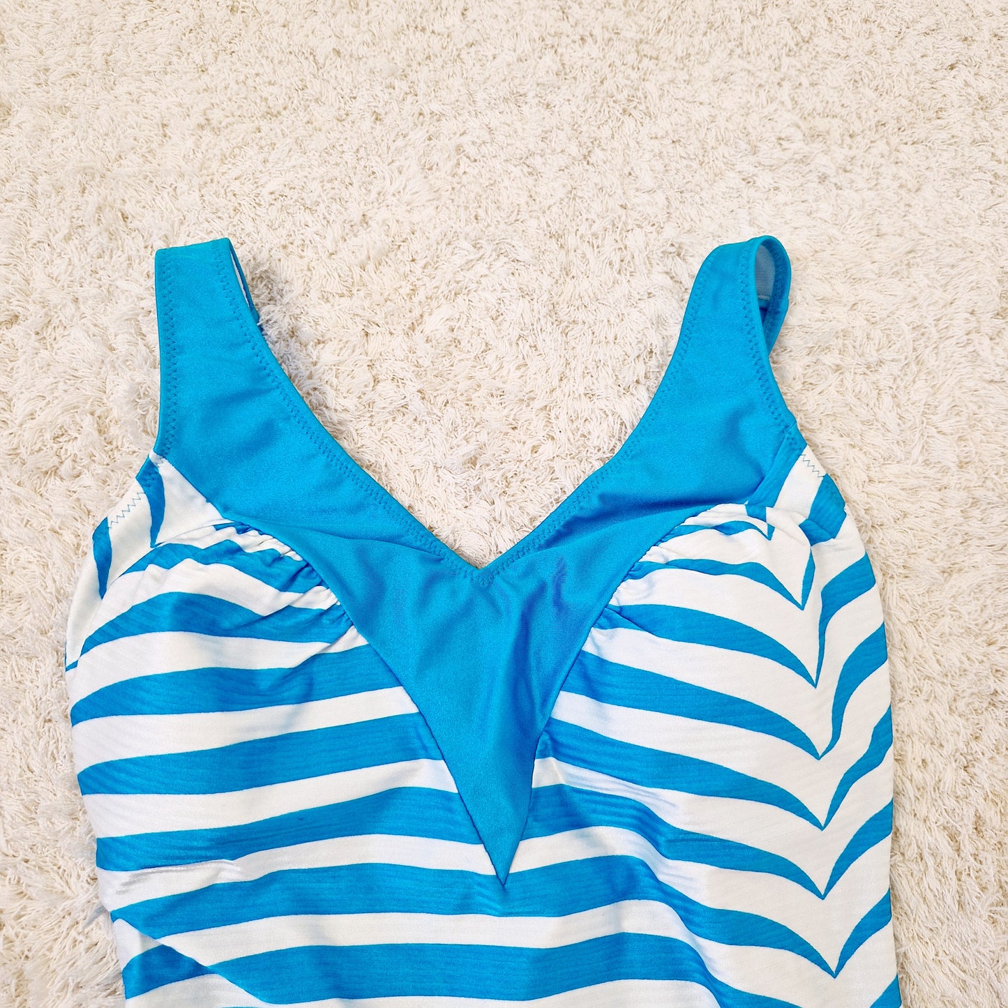Einzigartiger und nachhaltiger Vintage Badeanzug in türkis-weiss mit Streifen. Unique and sustainable vintage swimsuit in turqouis-white with stripes. Close-up 2.