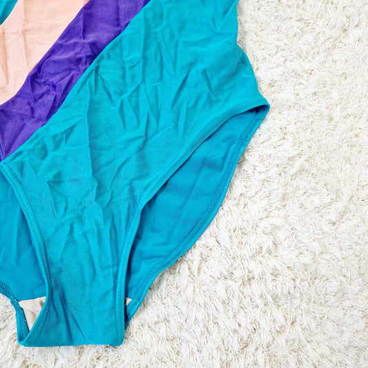 Einzigartiger und nachhaltiger Vintage Badeanzug in türkis-lachs-violett mit Streifen. Unique and sustainable vintage swimsuit in turquois-salmon-purple with stripes. Close-up.