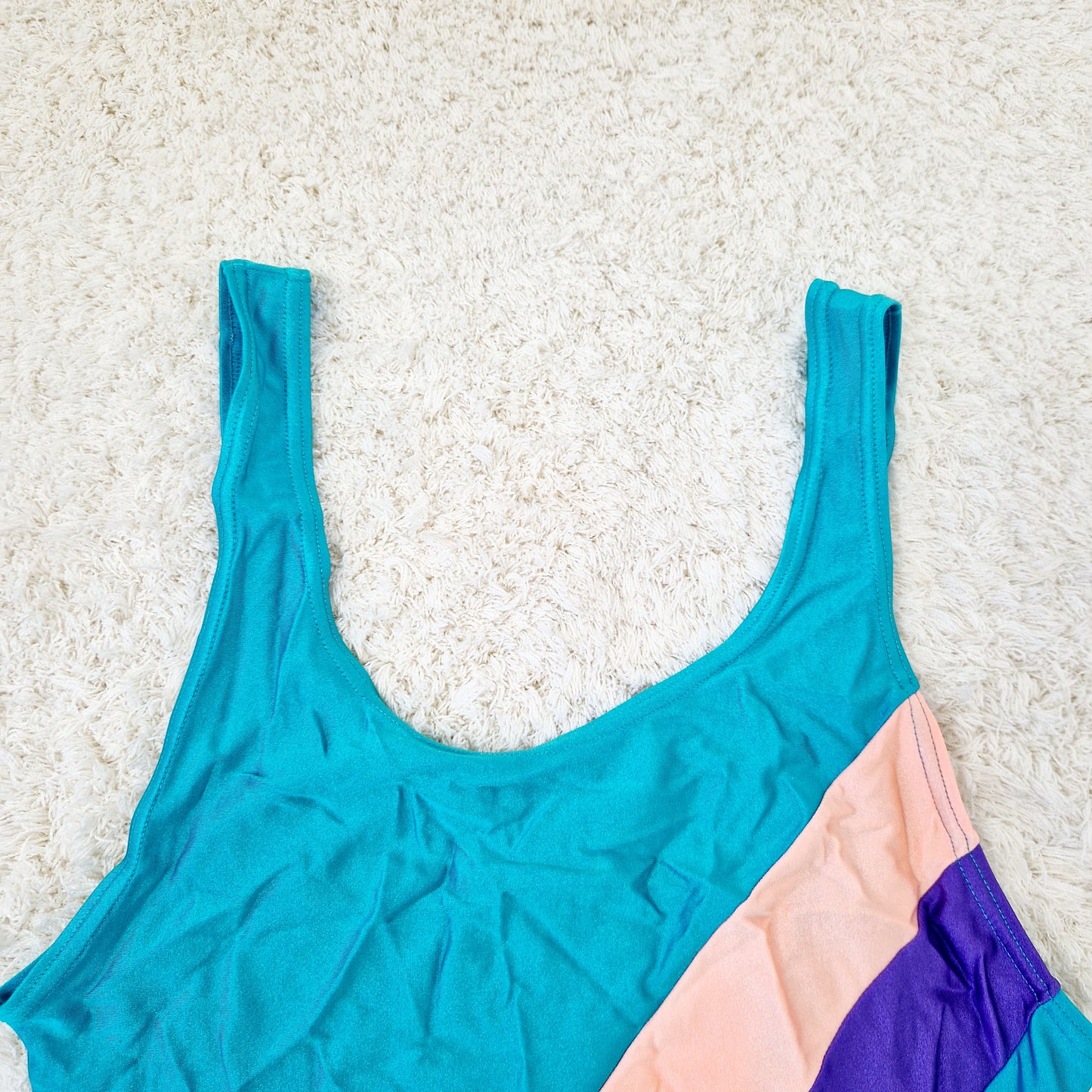 Einzigartiger und nachhaltiger Vintage Badeanzug in türkis-lachs-violett mit Streifen. Unique and sustainable vintage swimsuit in turquois-salmon-purple with stripes. Close-up 2.